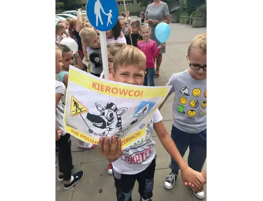 Kierowco, nie polujemy na zebrach! Happening z uczniami pułtuskiej SP 4 [Zdjęcia]