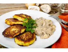 Placki ziemniaczane z sosem pieczarkowym. Wykwintny posiłek dla wszystkich smakoszy