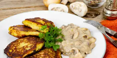 Placki ziemniaczane z sosem pieczarkowym. Wykwintny posiłek dla wszystkich smakoszy