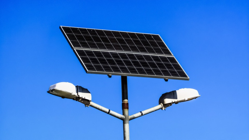 Gmina Pokrzywnica. 9 nowych lamp solarnych dla poprawy komfortu i bezpieczeństwa.