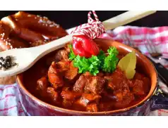 Gulasz ze schabu i kiełbasy