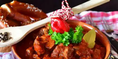 Gulasz ze schabu i kiełbasy