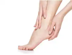 Domowe sposoby na popękane pięty z zastosowaniem sody.