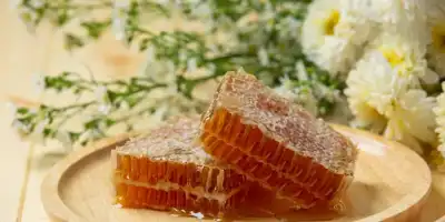 Odmładzająca maseczka na twarz. Tajemnice miodu, jajka i oliwy z oliwek