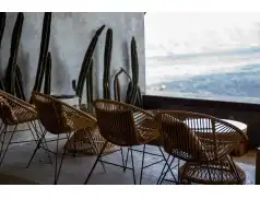 Kompaktowe krzesła na balkon: Styl i wygoda w małych przestrzeniach