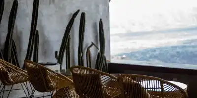 Kompaktowe krzesła na balkon: Styl i wygoda w małych przestrzeniach