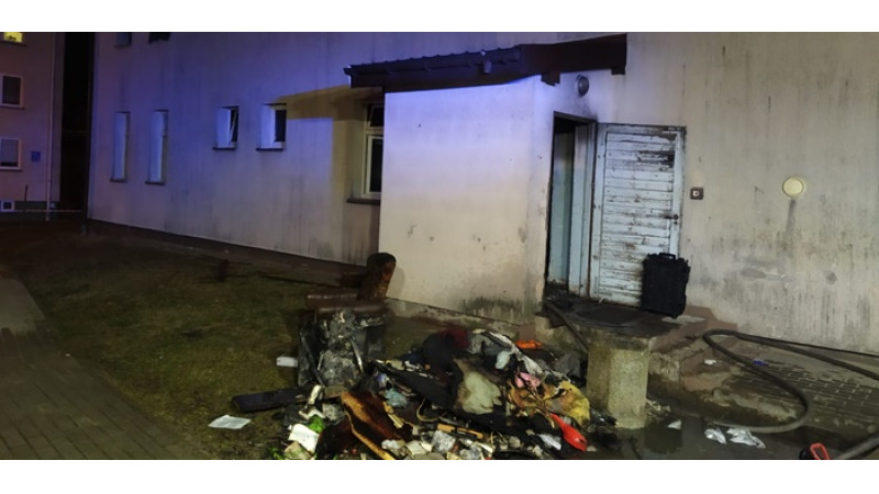U sąsiadów: Tragiczny pożar w Ciechanowie. Dwie osoby nie żyją