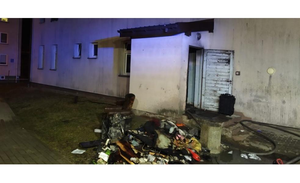 U sąsiadów: Tragiczny pożar w Ciechanowie. Dwie osoby nie żyją