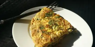 Wiosenny omlet szpinakowy