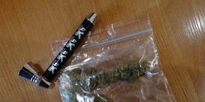 34-latek hodował marihuanę i dzielił się nią z innymi.