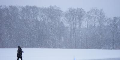 Prognozy IMGW. Silny wiatr, zawieje i zamiecie śnieżne na Mazowszu