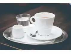 Espresso, co to za kawa i dlaczego podawana z wodą?