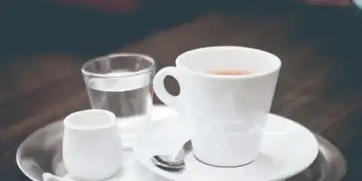 Espresso, co to za kawa i dlaczego podawana z wodą?