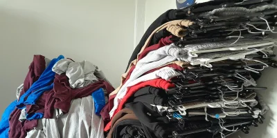 Ponad 340 podróbek na targowisku w Pułtusku. Policja skontrolowała stoisko 39-latka