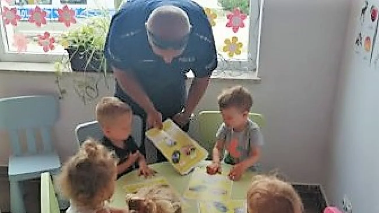Pułtusk. Bezpieczeństwo w trakcie wakacji – lekcja od policjanta dla przedszkolaków