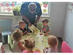 Pułtusk. Bezpieczeństwo w trakcie wakacji – lekcja od policjanta dla przedszkolaków