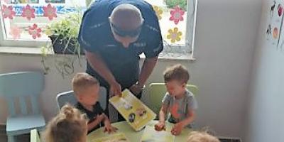 Pułtusk. Bezpieczeństwo w trakcie wakacji – lekcja od policjanta dla przedszkolaków