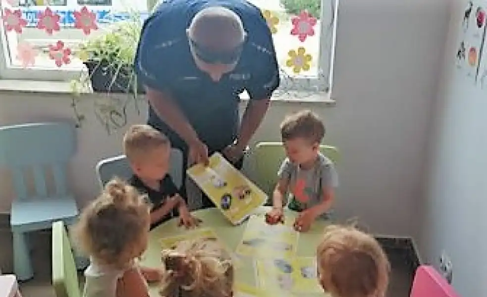 Pułtusk. Bezpieczeństwo w trakcie wakacji – lekcja od policjanta dla przedszkolaków