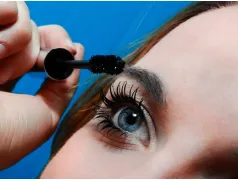 Jak wydłużyć i wzmocnić rzęsy domowym sposobem? - praktyczne wskazówki