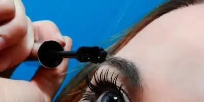 Jak wydłużyć i wzmocnić rzęsy domowym sposobem? - praktyczne wskazówki