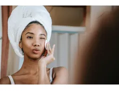 Jak latem dbać o cerę: Proste porady dla zdrowego i promiennego wyglądu