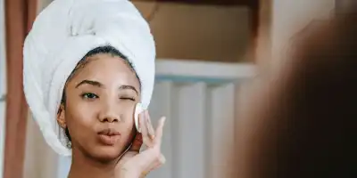 Jak latem dbać o cerę: Proste porady dla zdrowego i promiennego wyglądu