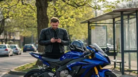Powiat pułtuski: Pijany kierowca niemal potrącił motocyklistę i uderzył w bramę posesji