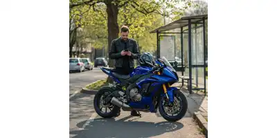 Powiat pułtuski: Pijany kierowca niemal potrącił motocyklistę i uderzył w bramę posesji