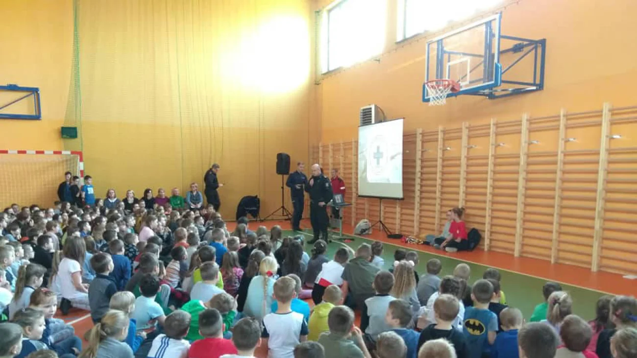Ferie 2019. Bezpieczeństwo ponad wszystko - spotkanie pułtuskich uczniów SP3 z policją i WOPRem 