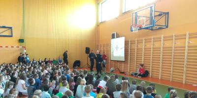 Ferie 2019. Bezpieczeństwo ponad wszystko - spotkanie pułtuskich uczniów SP3 z policją i WOPRem 