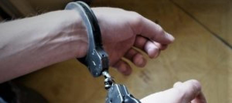 Chciał dostać się do domu z siekierą. 53-latek był poszukiwany listem gończym