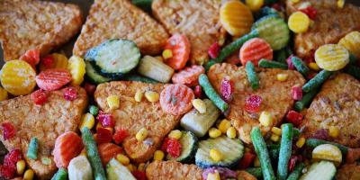 Mrożonki zagrożone groźną bakterią. Zobacz czego nie spożywać