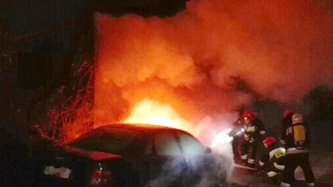 U sąsiadów: Ciechanów. Pożar samochodu i ewakuacja mieszkańców