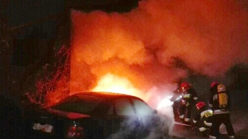 U sąsiadów: Ciechanów. Pożar samochodu i ewakuacja mieszkańców