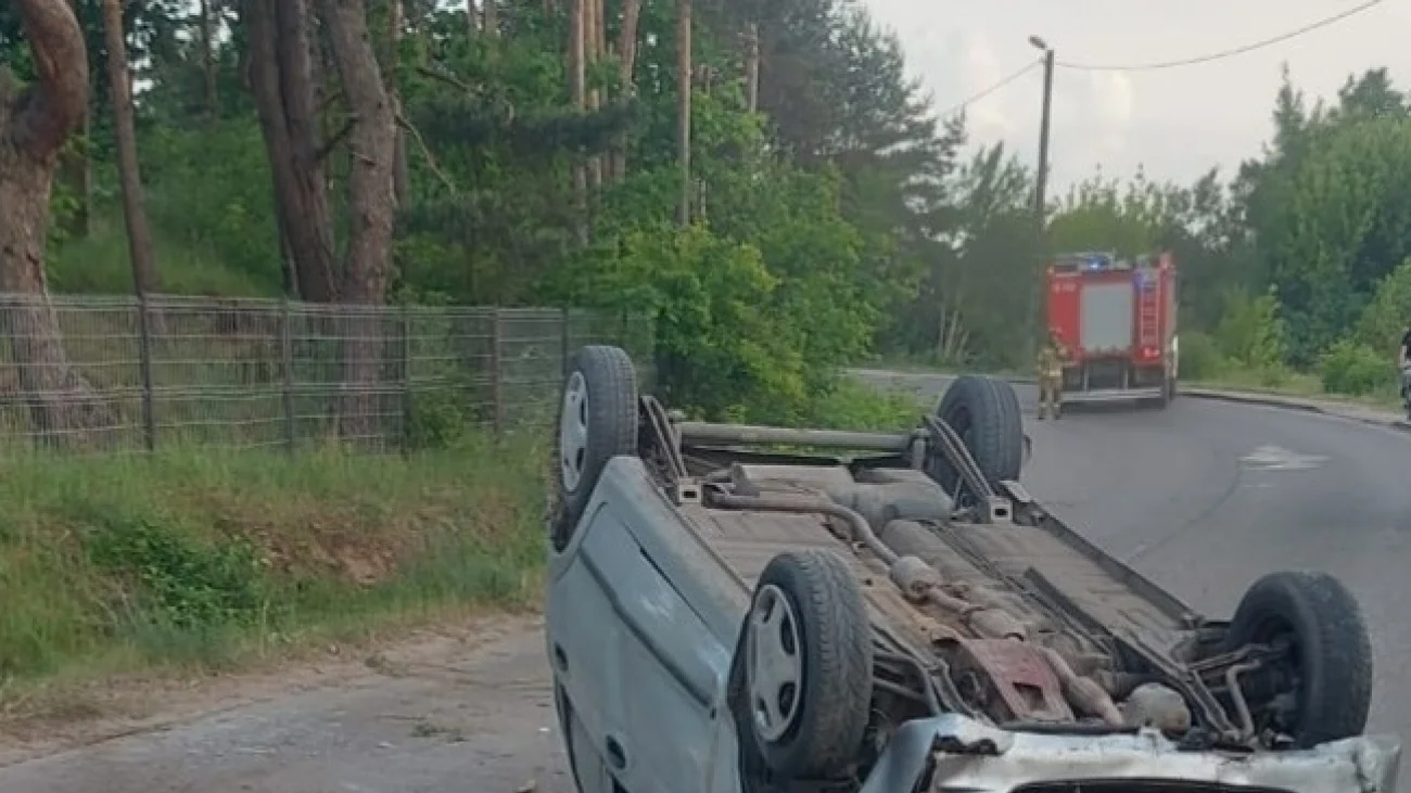 Dachowanie w Grabówcu. Kierowca zbiegł z miejsca wypadku