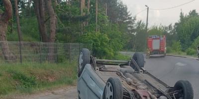 Dachowanie w Grabówcu. Kierowca zbiegł z miejsca wypadku