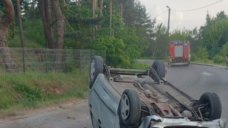 Dachowanie w Grabówcu. Kierowca zbiegł z miejsca wypadku