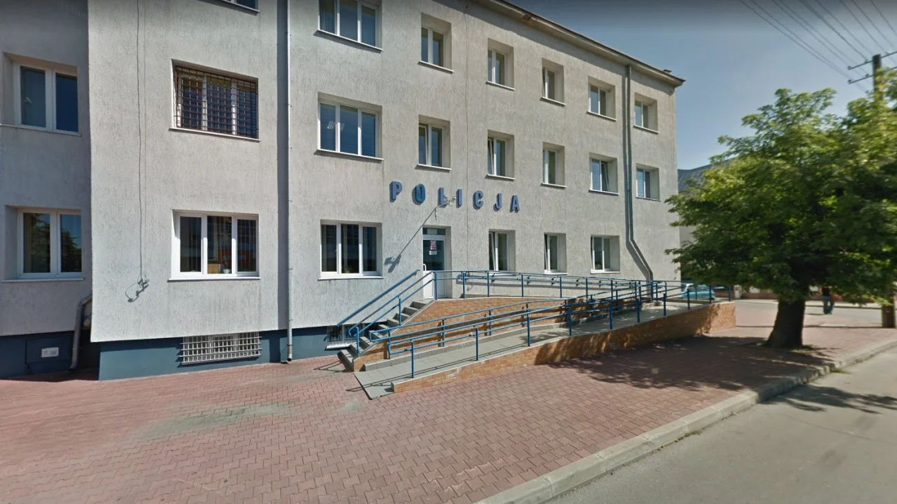 Auto wjechało w siedzibę policji