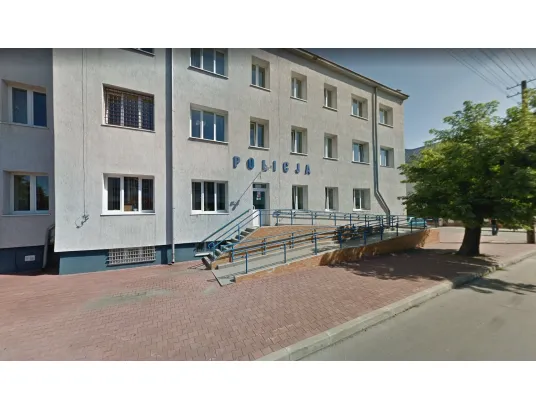 Auto wjechało w siedzibę policji