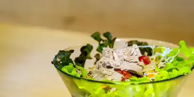 Sałatka jarzynowa z tuńczykiem