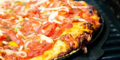 Leniwa pizza z patelni