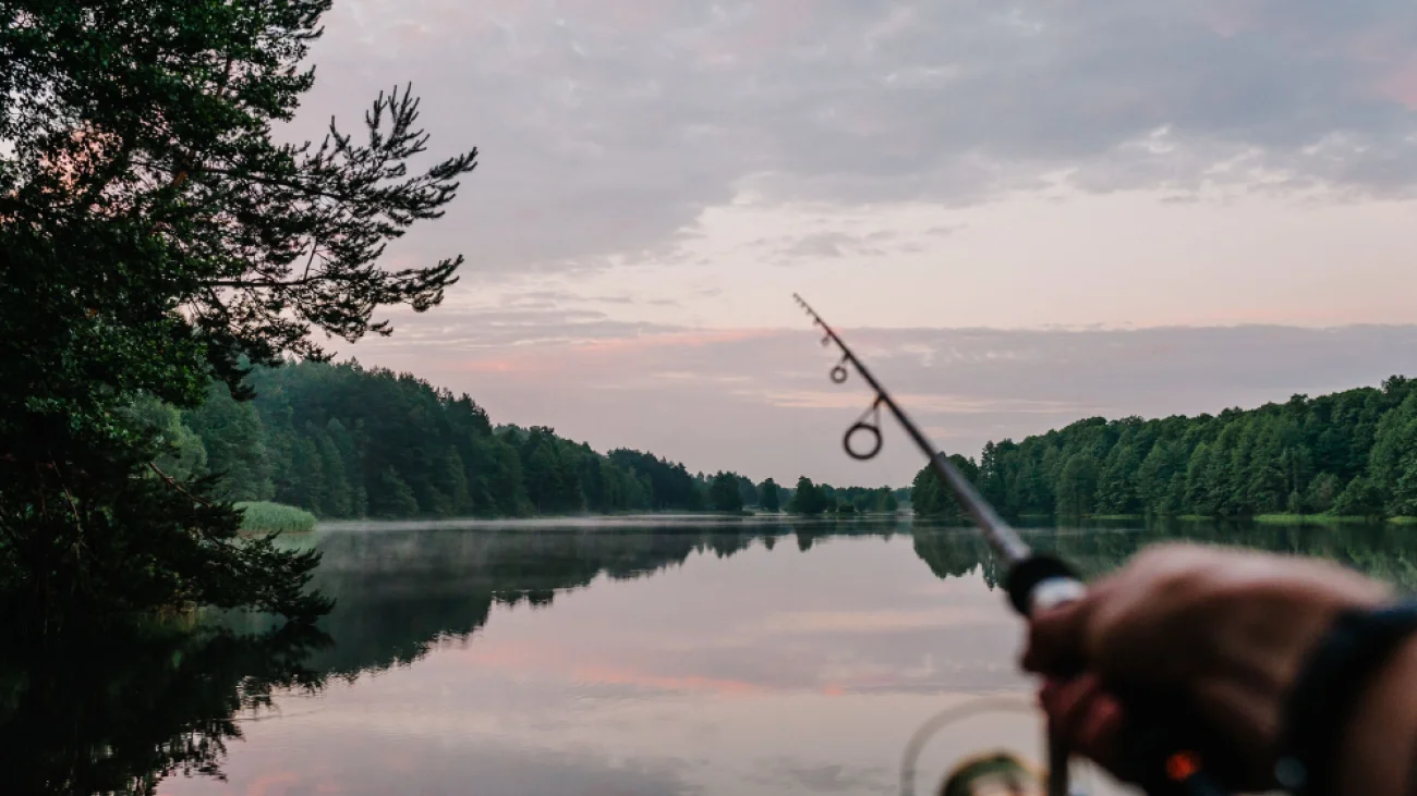 Wędka spinningowa nad wodą — zdjęcie ilustracyjne
