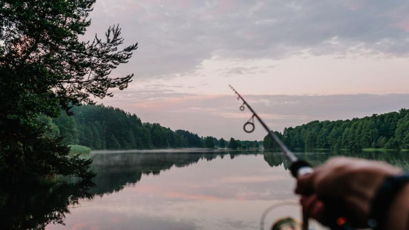 Wędka spinningowa nad wodą — zdjęcie ilustracyjne