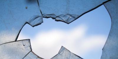 Pijany 32-latek wybił szybę i chciał się przespać. Został zatrzymany.