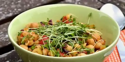 Odchudzająca sałatka z ciecierzycą.