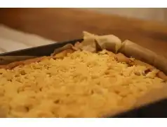 Domowa szarlotka z kruszonką i bezą.