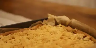 Domowa szarlotka z kruszonką i bezą.