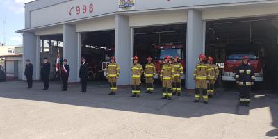 Uroczysta zbiórka z okazji Dnia Strażaka 2020 w Pułtusku. Awanse i odznaczenia.