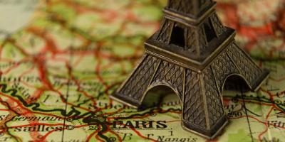 Okiem eksperta. Wieża Eiffla nocą… czyli zasady fotografowania zabytków i eksponatów muzealnych (nie tylko podczas wakacji)