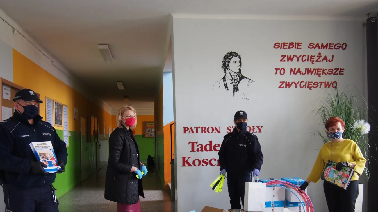 Pułtuska Trójka otrzymała prezent dla uczniów